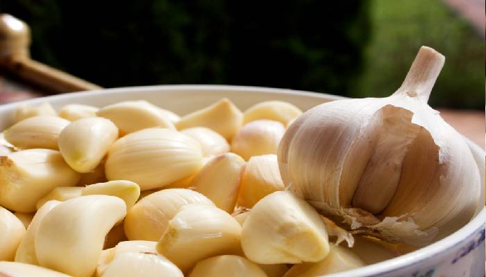 8 Things That Happen To Your Body When You Eat Garlic Every Day